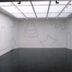 Dessin mural N° 3, Safran carré noir, pierre noire sur mur 2003