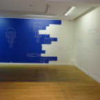 Tampon acrylique blanche sur mur bleu-2022