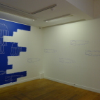 Tampon acrylique bleu et blanche sur mur bleu-2022 b